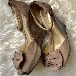 Seychelles taupe suede wedge heels sz 7